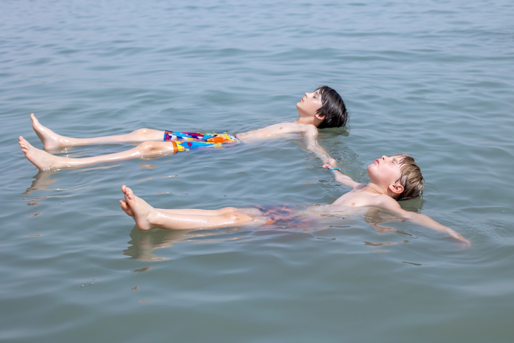 Lapsevanem uurib: kas palava ilmaga mere äärde minek on lastele parem kui toas olemine?  thumbnail